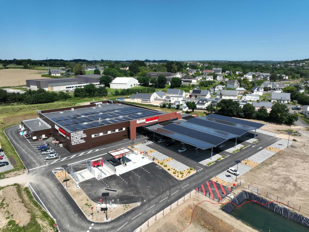 L'Intermarché Super livré avec ses ombrières photovoltaïques